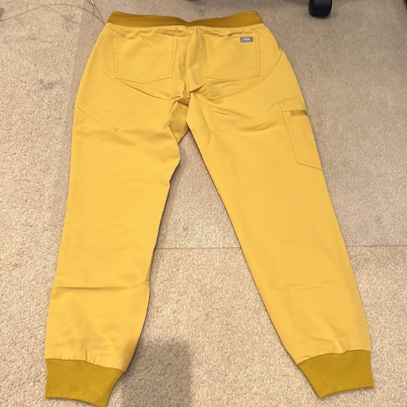 FIGS Scrub Set Catarina Top/ Zamora Jogger Light Gold - Picture 11 of 11